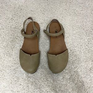 Athlefit Women's Closed Toe Tan Sandals with Ankle Strap